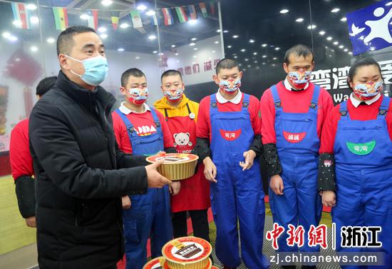 杭州市弯湾托管中心学生收到年礼。 吴佩荣 摄