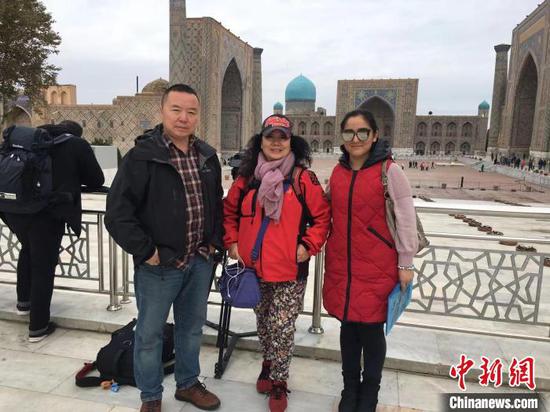　　大型纪录片《中国纸的故事——丝绸之路上的中国造纸术》在乌兹别克斯坦撒马尔罕期间的工作照。　宁照宇提供