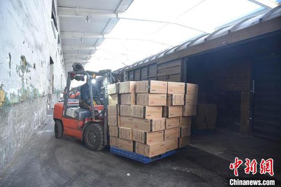新疆鐵路全力保障年貨物資運輸 豐富了年貨市場供應