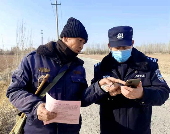1月28日，哈密东站派出所民警通过手机微信给放牧户发送宣传资料。