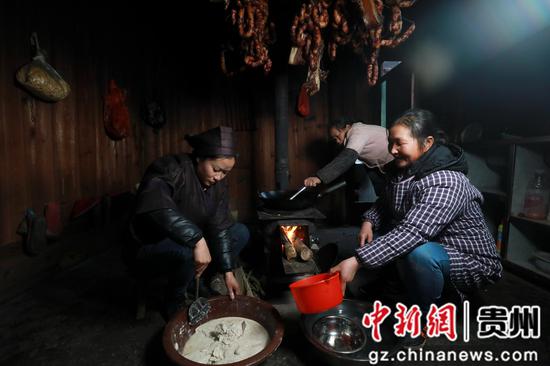 贵州省剑河县南寨镇懂达村，村民在熬制蕨粑。杨家孟 摄