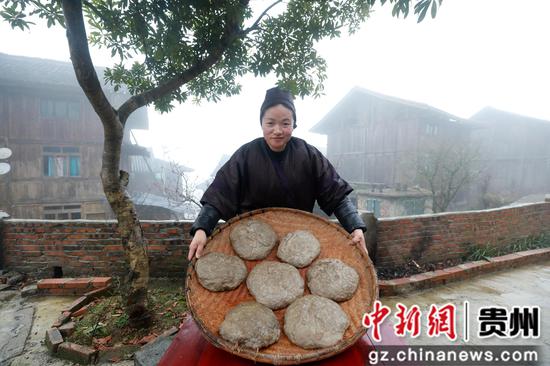 在贵州省剑河县南寨镇懂达村，村民展示制作好的蕨粑。杨家孟 摄