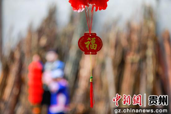 2022年1月28日，在贵州省黔东南苗族侗族自治州剑河县观么镇新合村，苗族同胞忙着备年货、挂灯笼、打年粑，喜迎春节的到来。