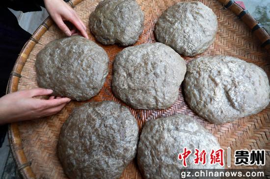 在贵州省剑河县南寨镇懂达村，村民整理制作好的蕨粑。杨家孟 摄