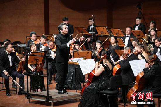 1月29日晚，贵州省歌舞剧院《虎虎声辉》新春交响音乐会在贵阳大剧院音乐厅精彩上演，贵州省歌舞剧院众多艺术家、少儿合唱团共同呈现了17首中外著名曲目。瞿宏伦 摄