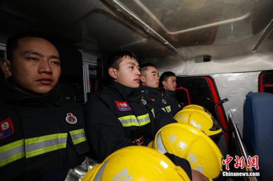 图为1月31日晚，邹曹（左二）和同组成员在执勤完成后返回救援站途中。 瞿宏伦 摄