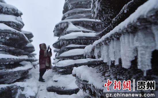2022年2月1日，游客在贵州省铜仁市松桃苗族自治县盘石镇当造村红石林赏雪。