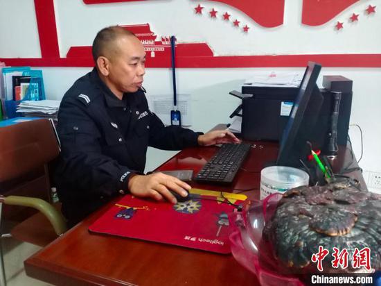 图为工作中的吴长平。　受访者供图