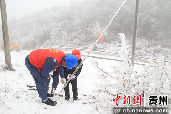 除夕，都匀贵定供电局党员先锋在海拔1500多米的黄龙山观冰点观测线路履冰。陈文豪摄