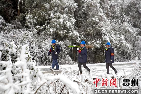 黔西电力部门春节坚守岗位抗冰雪保供电
