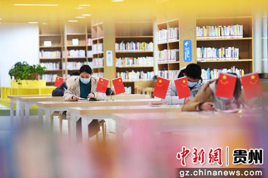 2月3日，读者正在贵阳市南明区图书馆内看书学习。