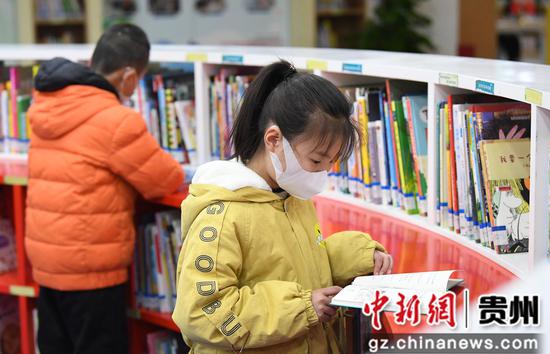 2月3日，两名小读者正在贵阳市南明区图书馆内阅读儿童图书。