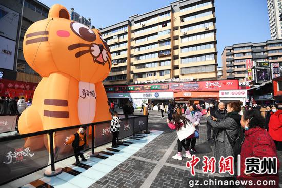 2月3日，人们在贵阳市南明区青云路步行街青云市集内拍照打卡。