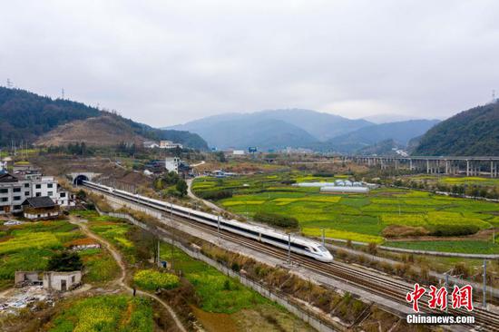 一列动车组列车3日在贵广高铁贵州从江段行驶。 吴德军 摄