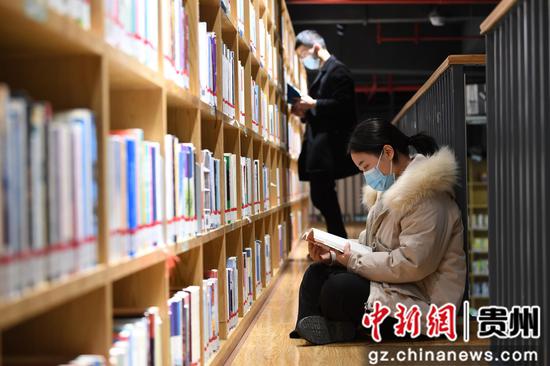 2月3日，读者正在贵阳市南明区图书馆内看书学习。