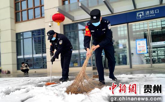 清扫站前积雪