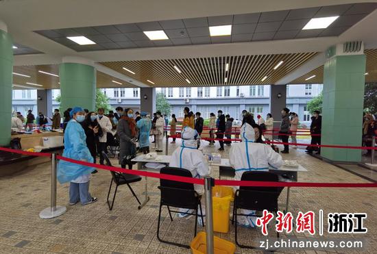 师生在参与志愿服务。金聪伟 摄