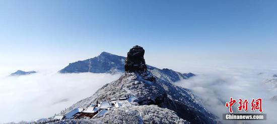 梵净山在雪中现云海景观。 李鹤 摄