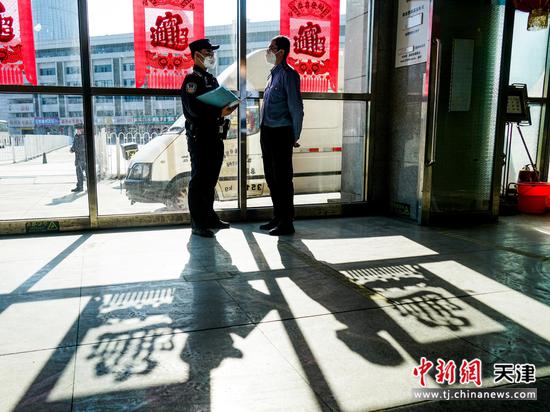 天津站派出所民警对天津站高铁快运业务部工作人员进行安全提示。