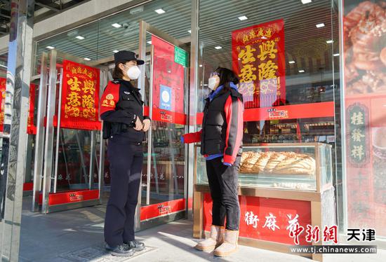 天津站派出所民警对辖区商户进行安全宣传。