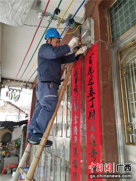 供电工作人员在凭祥市区居民家中抢修。周俊杰 摄