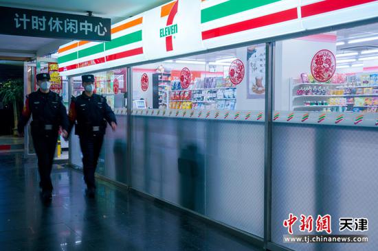 天津站派出所民警巡控辖区商户。