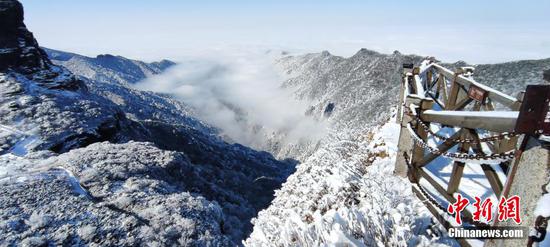 世界自然遗产地梵净山雪景。 李鹤 摄