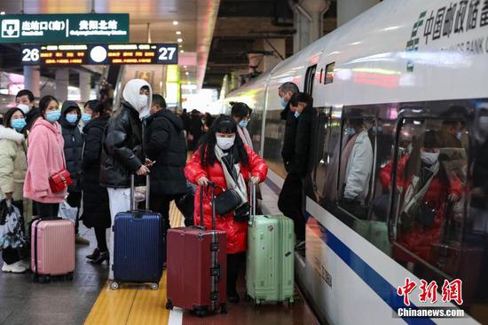 2月6日是农历正月初六，贵阳北站迎来返程客流高峰。瞿宏伦 摄