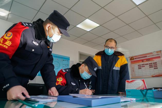 天津公安处车辆段所民警对发现的安全隐患及时下发整改通知书