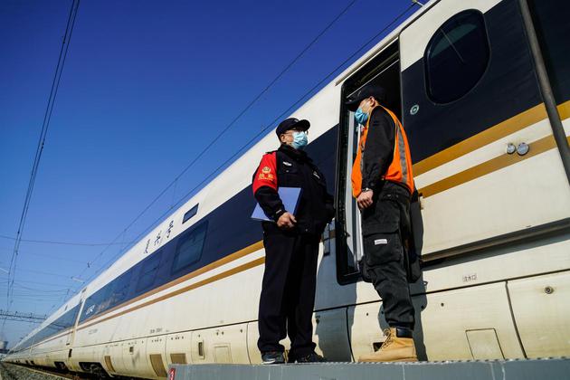 天津公安处车辆段所民警对停留列车车辆锁闭情况进行检查