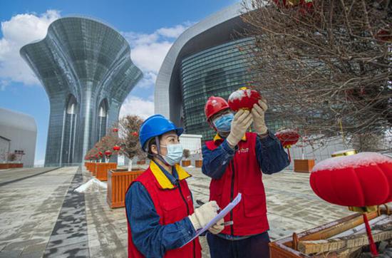 2月5日，国网乌鲁木齐供电公司党员服务队员在文化中心进行用电安全检查。王晋魁 摄