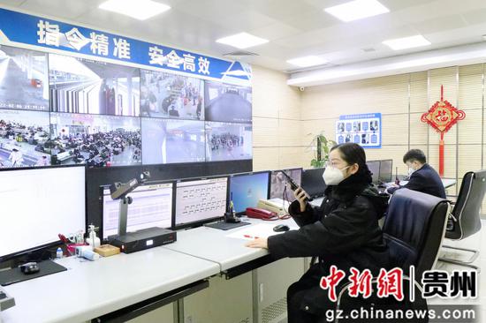 综控员刘珍华使用手持机进行安全联控。