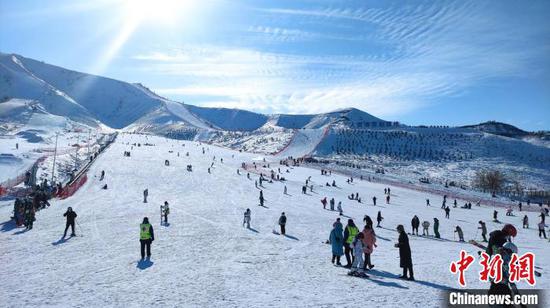 新疆阿勒泰優質冰雪資源吸引外地游客