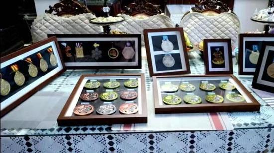 迪妮格尔·衣拉木江家里摆放的各种奖牌。阿尔曼·革命 摄