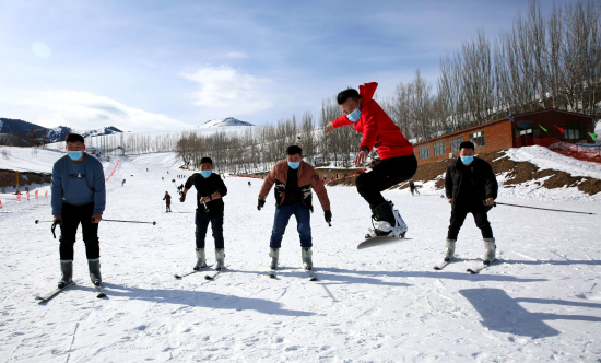 新疆察布查尔县：滑雪过春节 滑雪场“闹新春”