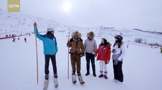 李龙（左一）向斯兰别克·沙和什（左二）学习毛皮滑雪。