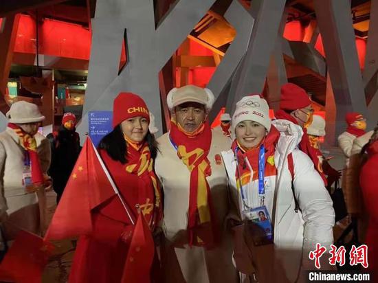 新疆阿勒泰姑娘迪妮格尔（图右）和她的父亲、妹妹都参加了北京冬奥会开幕式。　迪妮格尔家人供图