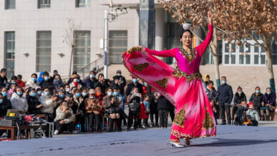 2月3日大年初三，尉犁县春节文化活动持续火热上演。