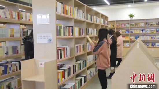 这个春节，可克达拉市图书馆不闭馆，不少读者前往看书。　王东　摄