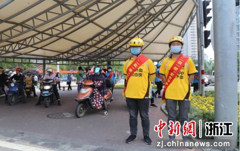 台州志愿者引导民众文明出行 台州交警供图