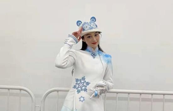 为中国代表团举牌的新疆姑娘：向全世界展示当代年轻人风貌