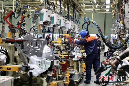 贵州吉利汽车制造有限公司员工在车间作业。