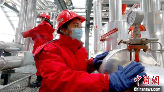 图为新疆油田采油二厂员工检查生产处理装置。　王涛　摄