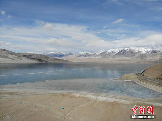 　　从喀什市至红其拉甫，必经白沙山、白沙湖。在冬季，白沙湖面结冰，呈现宁静之美。 朱景朝 摄

