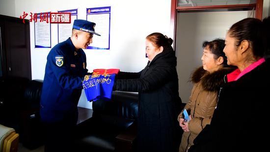 新疆昌吉民眾耗時30天為“藍朋友”手繡中國消防救援旗
