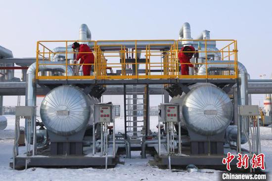图为新疆油田重油公司金龙2转油站员工检查设备运行情况。　张睿 摄