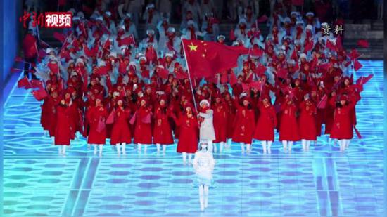 為中國代表團舉牌的新疆姑娘：向全世界展示當代年輕人風貌