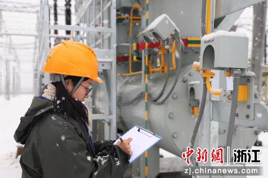 国网浙江超高压公司运检人员雨雪天不停歇，开展设备投运前准备工作。 赵玉瑶供图