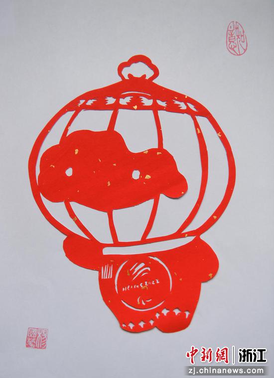 杨国花创作的北京冬残奥会吉祥物雪容融剪纸作品。 王刚供图