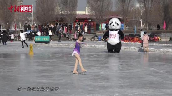 新疆花样滑冰爱好者：冬奥会点燃“冰雪梦”